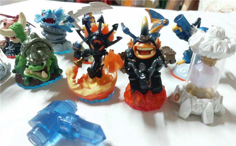 LOT FIGURINE SKYLANDERS