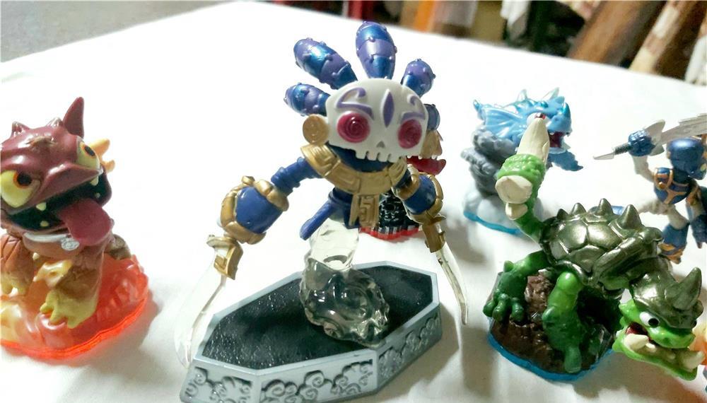 LOT FIGURINE SKYLANDERS