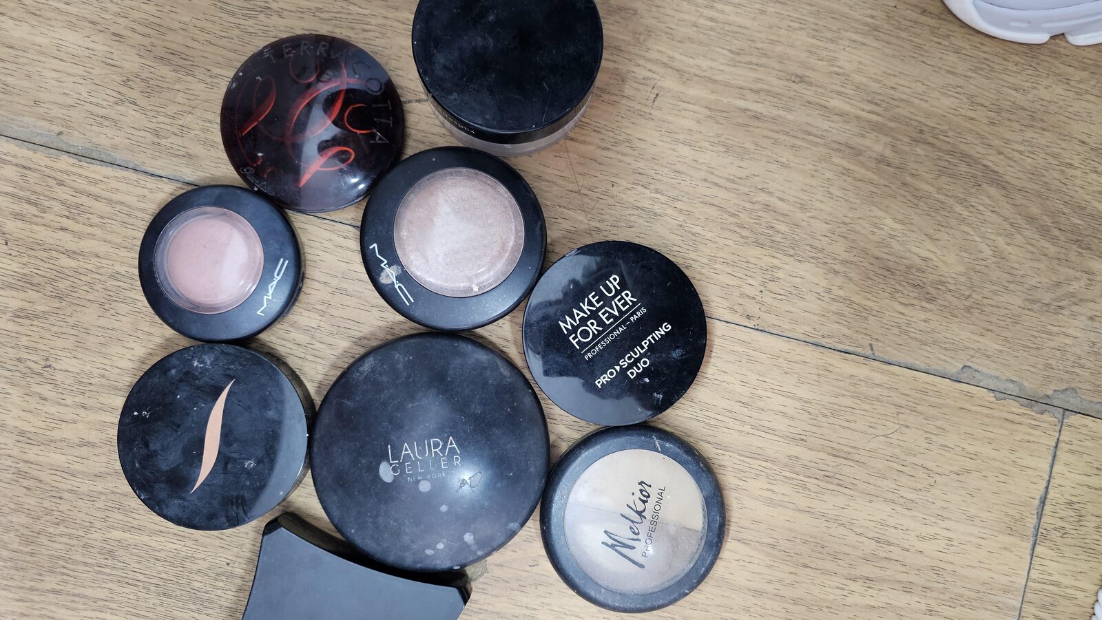 Lot întreg make up artist cosmetice ,consumabile masa ,oglinda cu leduri,Scaun piele complet, ring Light și consumabile