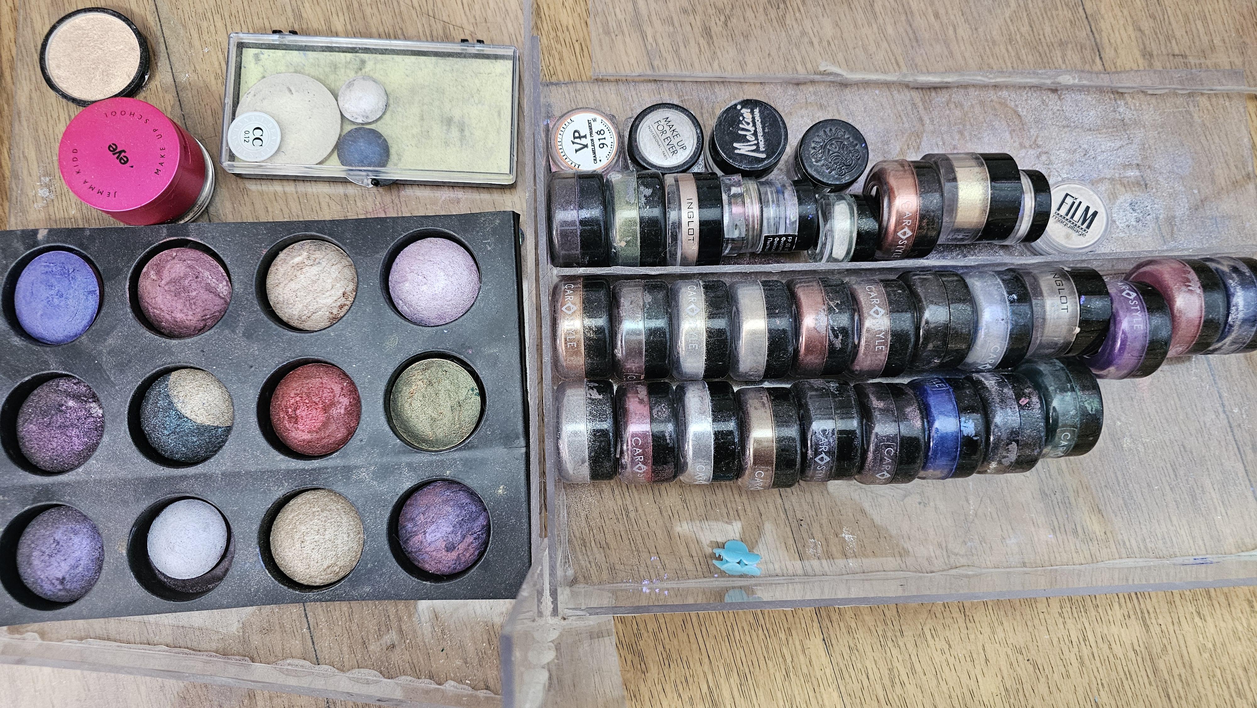 Lot întreg make up artist cosmetice ,consumabile masa ,oglinda cu leduri,Scaun piele complet, ring Light și consumabile