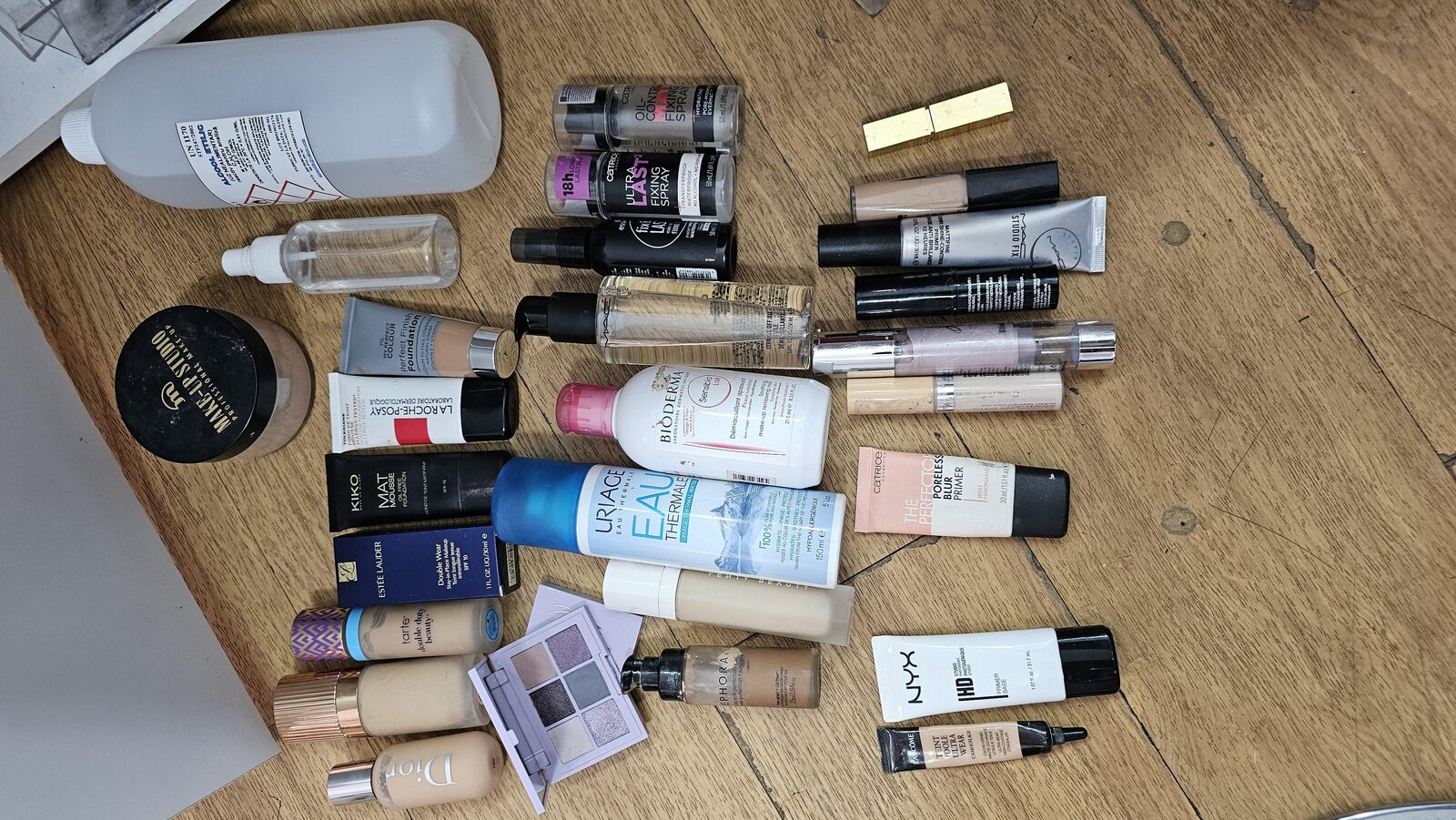 Lot întreg make up artist cosmetice ,consumabile masa ,oglinda cu leduri,Scaun piele complet, ring Light și consumabile