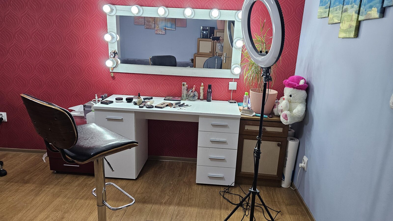 Lot întreg make up artist cosmetice ,consumabile masa ,oglinda cu leduri,Scaun piele complet, ring Light și consumabile