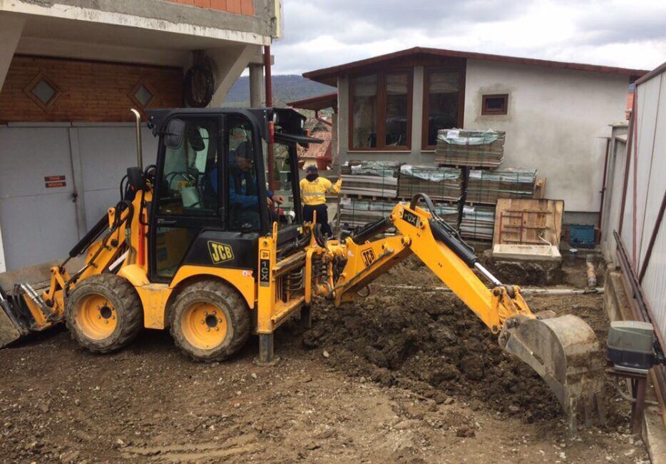 Lucrari buldoexcavator , inchiriez excavator , Bobcat ,stivuitor , camioneata , moloz , transport