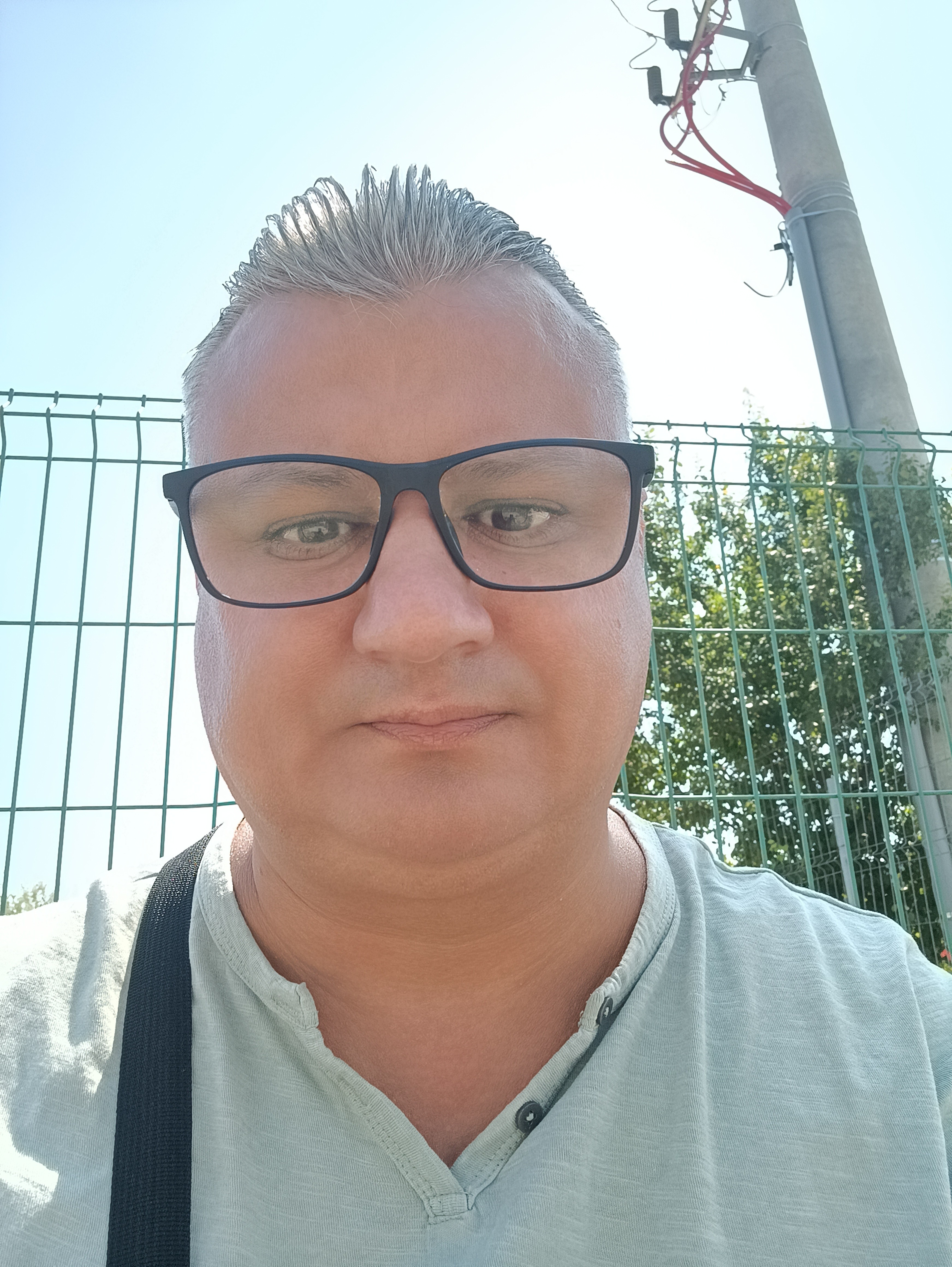ma numesc mihai am 44 de ani necasatorit sunt singur doresc sa cunosc o fata pentru o relatie mai multe detalii  0773740810