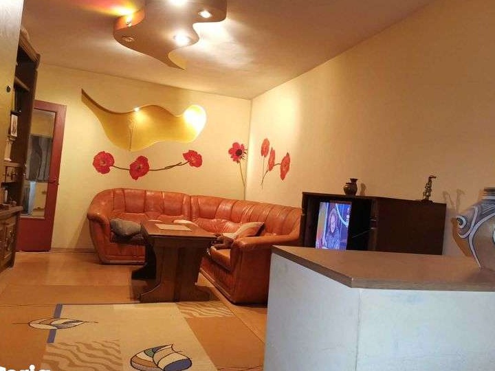 Ma vinde: Ap. 2 camere decomandate , 4/4 zona Billa. Te astept!!!