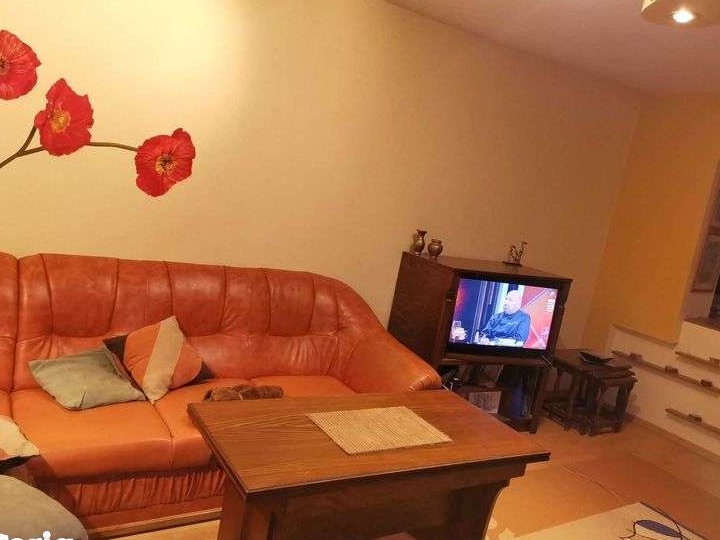 Ma vinde: Ap. 2 camere decomandate , 4/4 zona Billa. Te astept!!!
