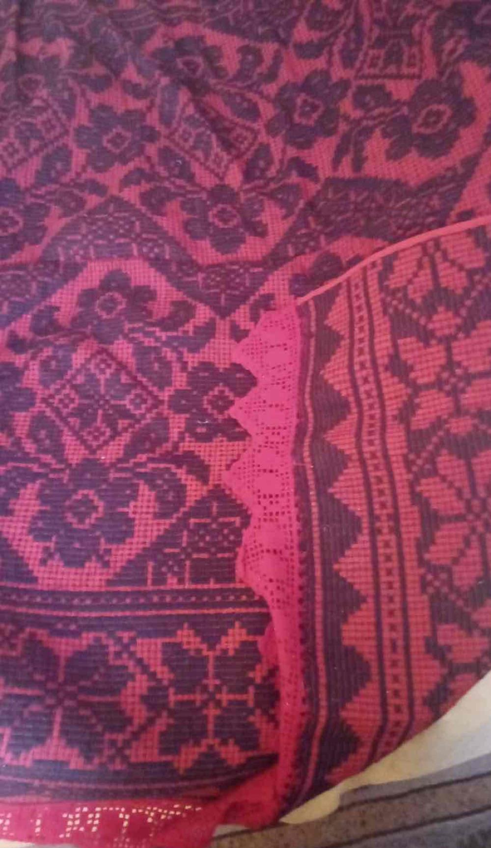Macat taranesc lucrat 100% din lana naturala - rosu cu negru