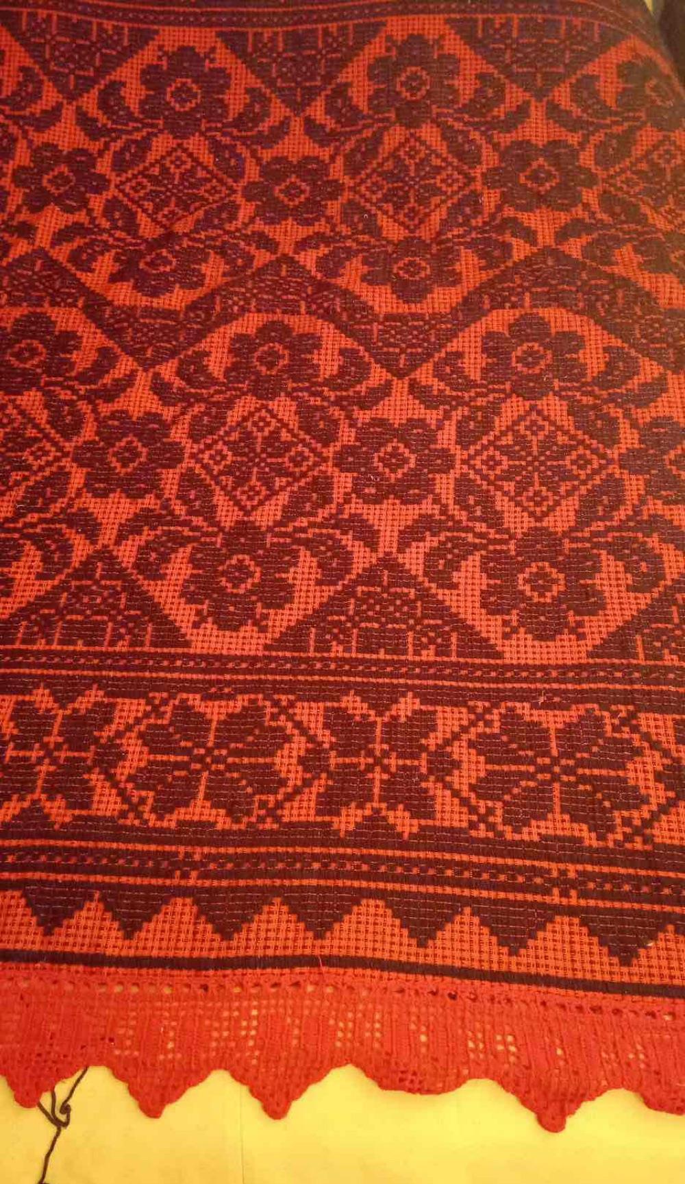 Macat taranesc lucrat 100% din lana naturala - rosu cu negru