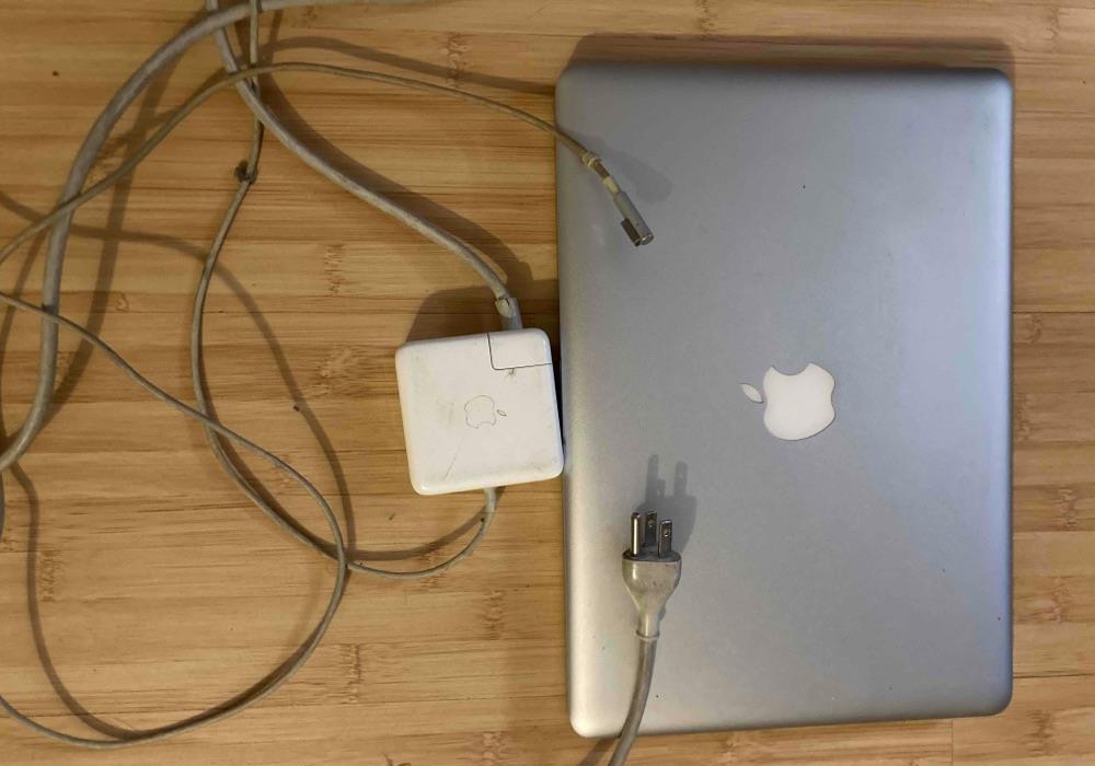 MacBook Pro 13  MID 2012, Procesor Intel Core i5 2,5GHZ, 4GB DDr3, HDD 500GB, Video Intel HD 4000