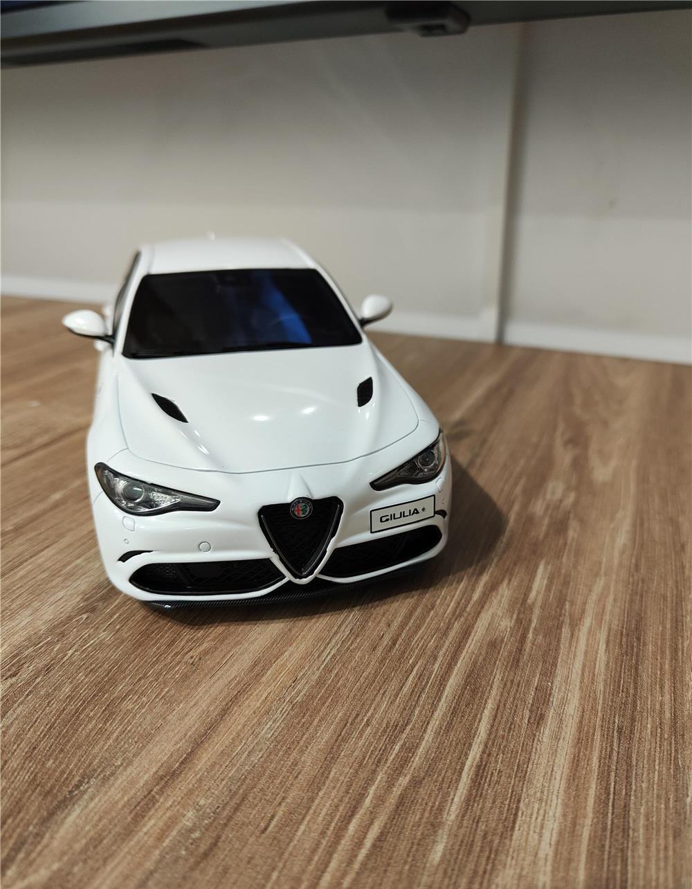 Macheta Alfa Romeo Giulia Quadrifoglio 1:18 Otto