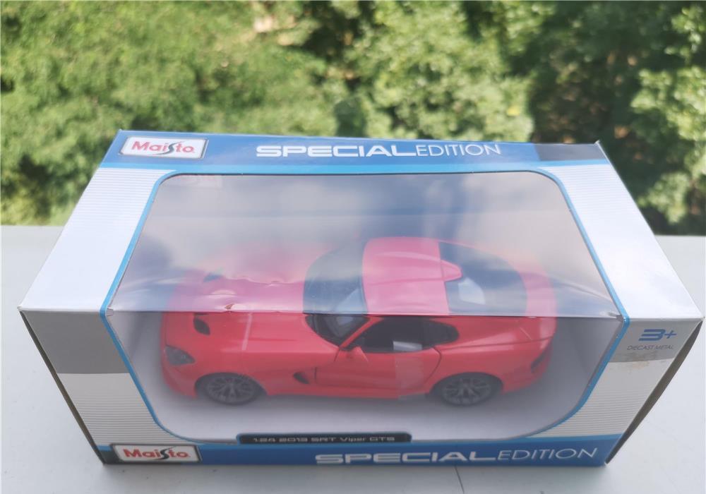 Macheta metalica 1:24 Dodge Viper SRT, producator Maisto