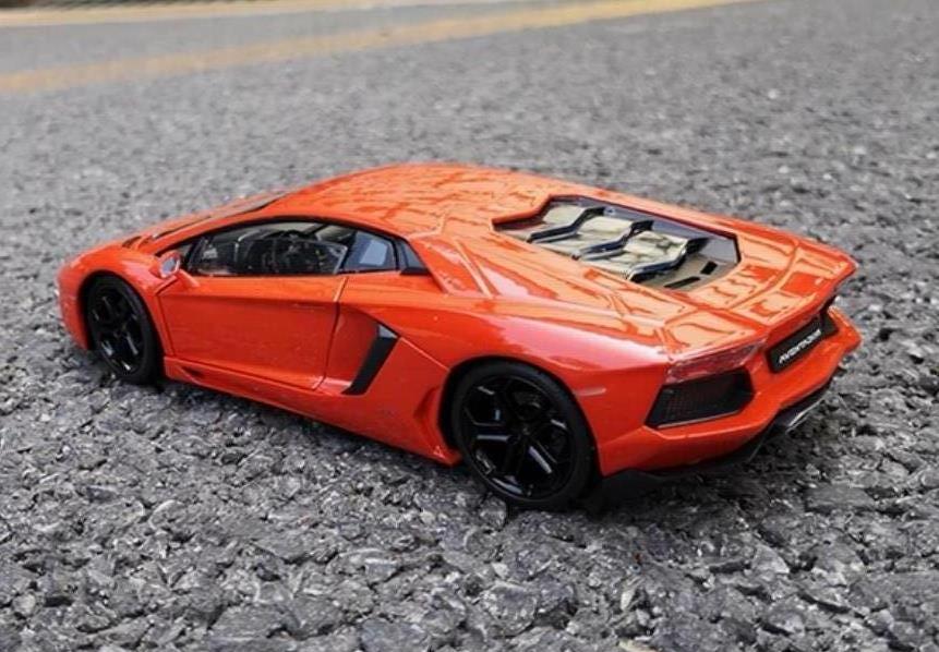Macheta metalica 1:24 Lamborghini Aventador, producator Welly