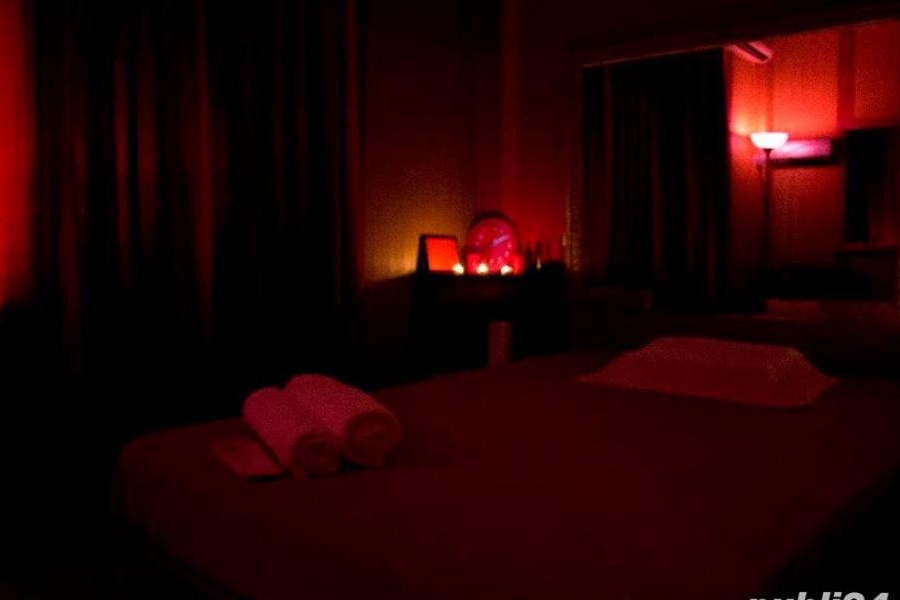 masaj de relaxare si erotic pe masa de masaj pentru doamne