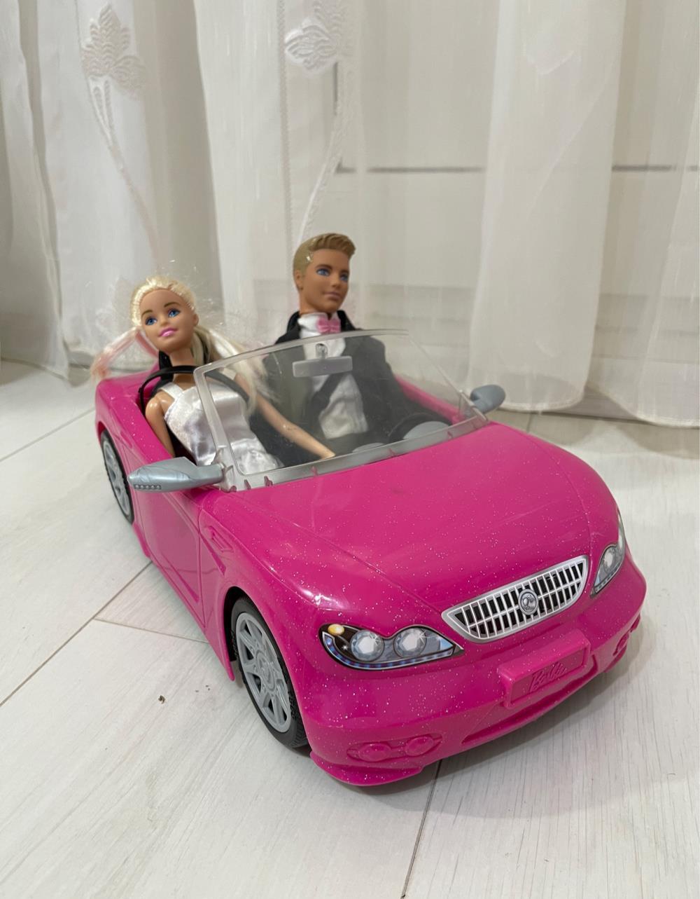 masina Barbie decapotabila cu 2 papusi incluse