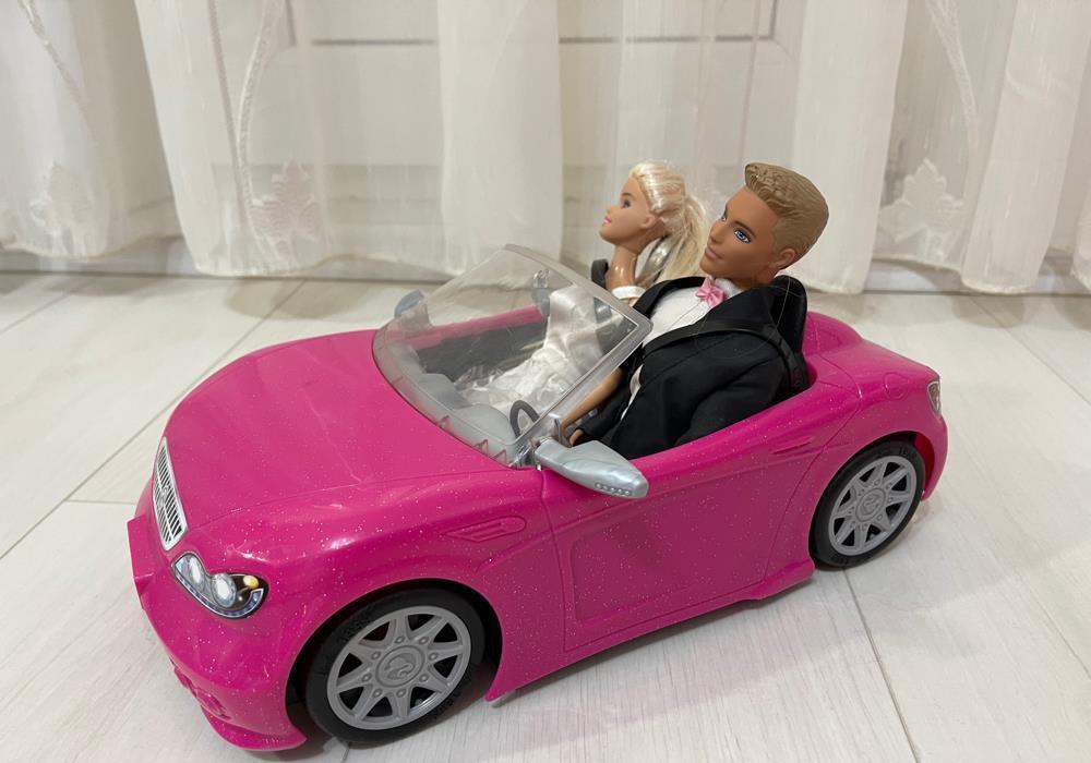 masina Barbie decapotabila cu 2 papusi incluse