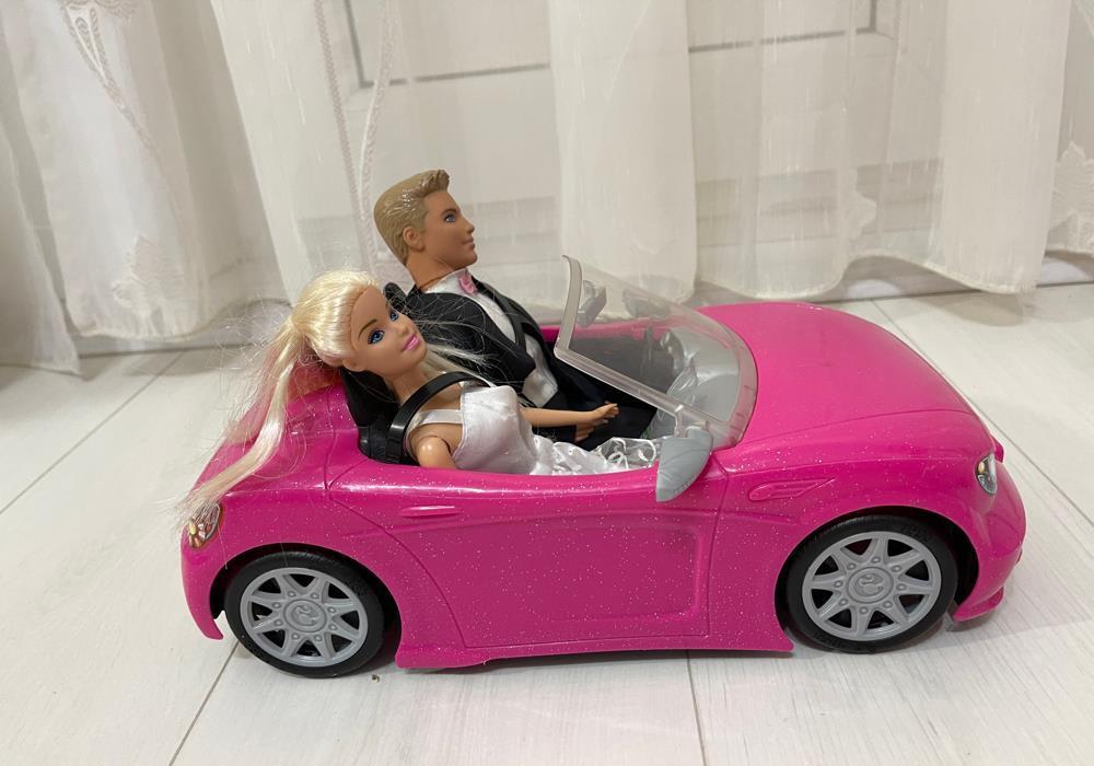 masina Barbie decapotabila cu 2 papusi incluse
