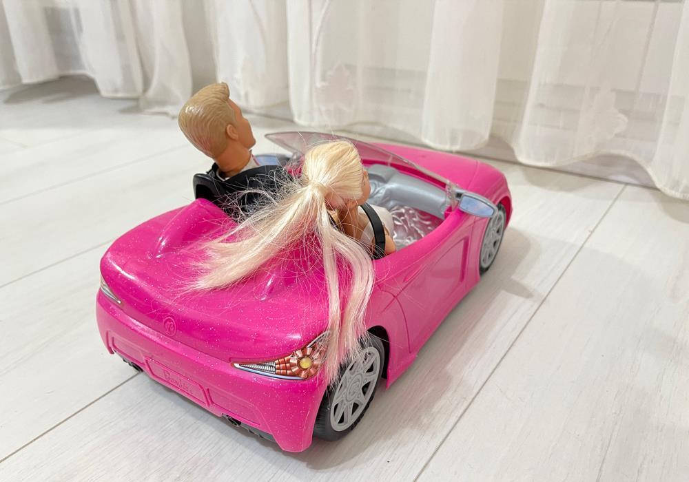 masina Barbie decapotabila cu 2 papusi incluse