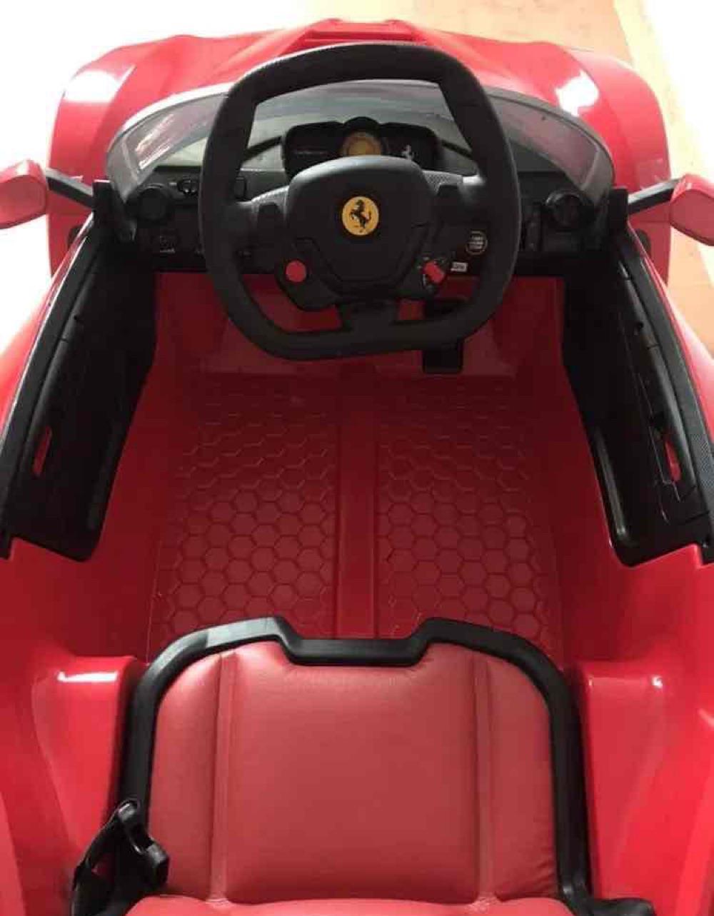 mașinuță electrică copii Ferrari roșie cu telecomandă la control