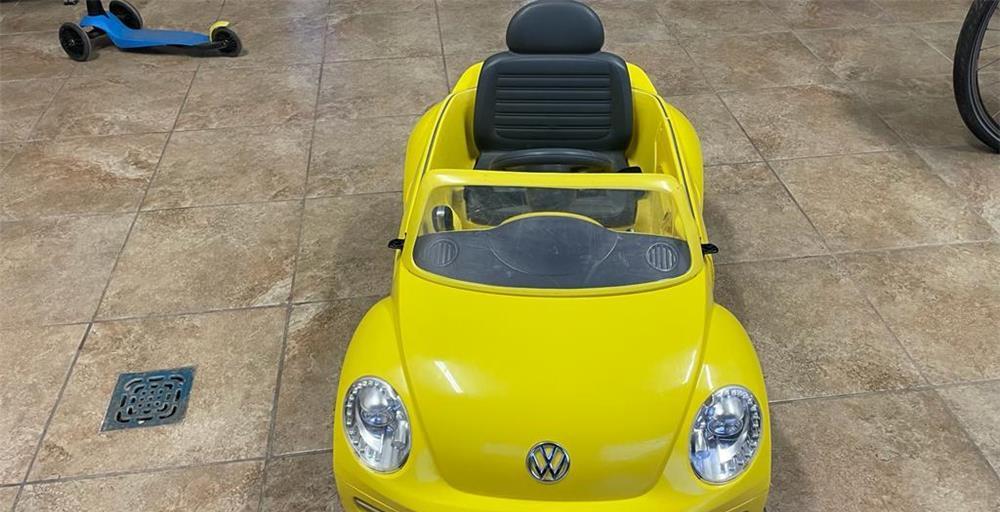 Masinuta electrica pentru copii cu telecomanda si pedale VW Beetle galbena