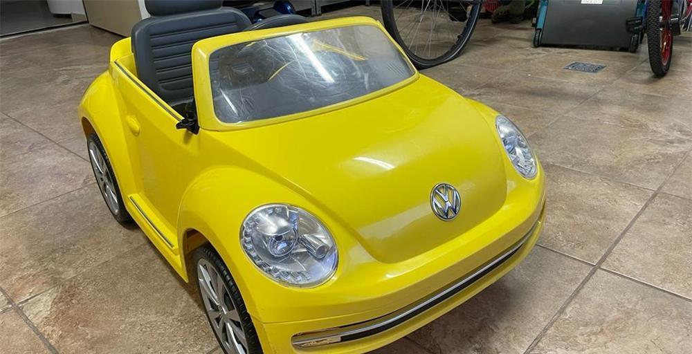 Masinuta electrica pentru copii cu telecomanda si pedale VW Beetle galbena