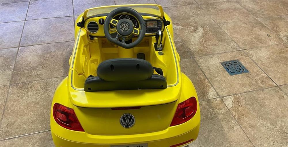 Masinuta electrica pentru copii cu telecomanda si pedale VW Beetle galbena
