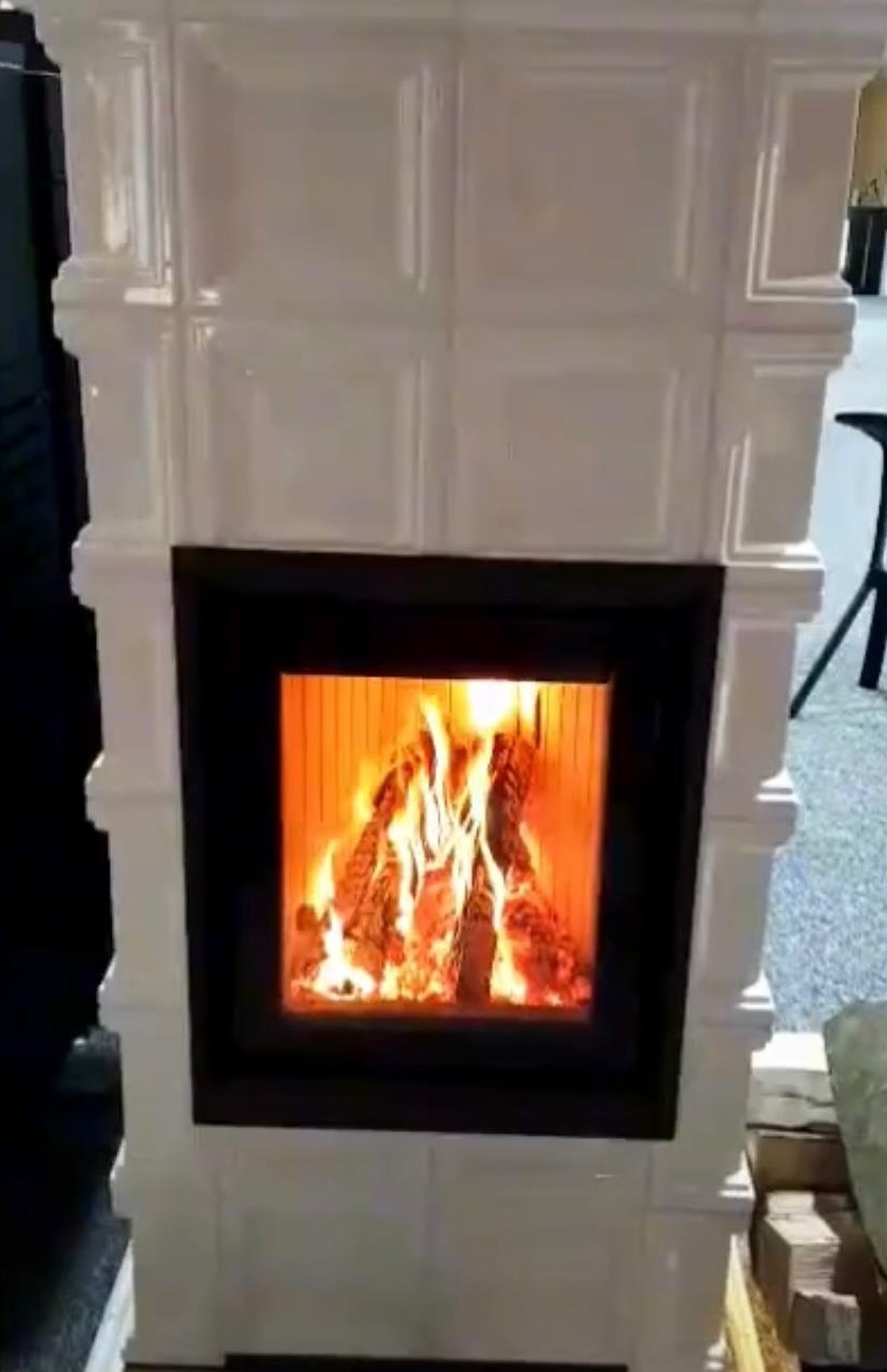 Milano cu cahle ,alb ,semineu modular tip teracota pe lemne
