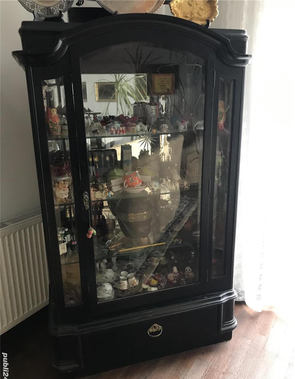 Mobilier vechi, produs in perioada antebelica din lemn masiv