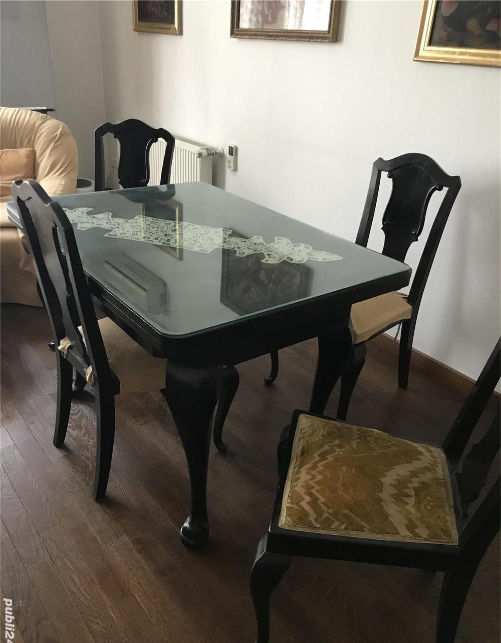 Mobilier vechi, produs in perioada antebelica din lemn masiv