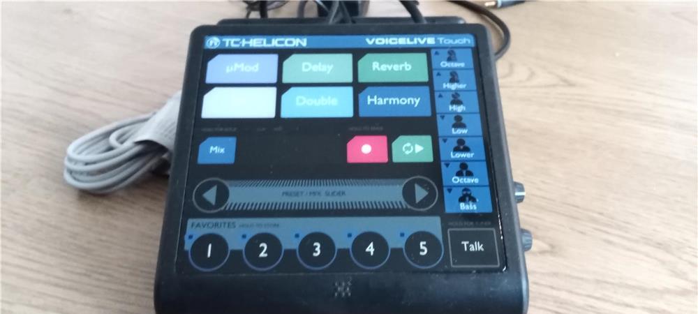 Modificator voce ,cor, efecte vocale si compus muzica Voice Live TC-Helicon  cu Microfon.