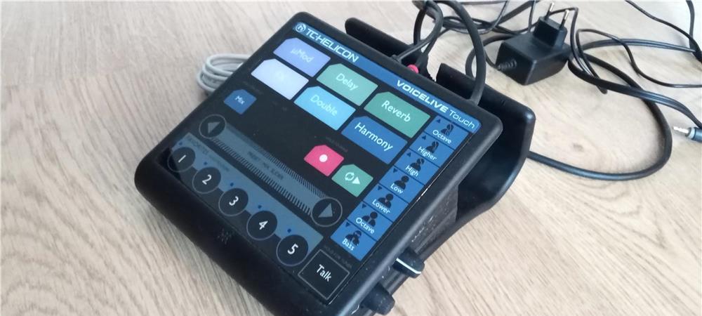 Modificator voce ,cor, efecte vocale si compus muzica Voice Live TC-Helicon  cu Microfon.