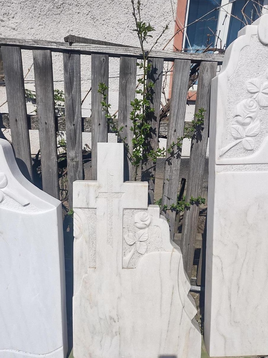 Monumente funerare marmura
