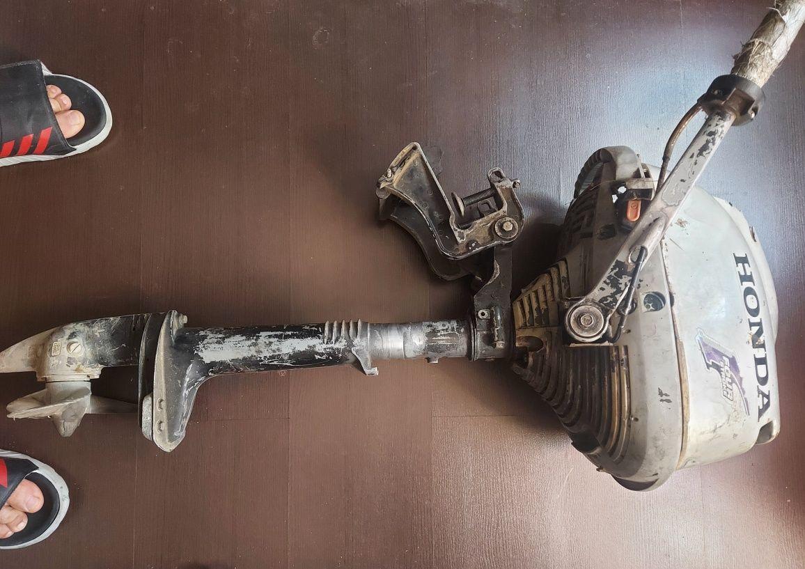 Motor barcă HONDA pentru piese,necesita reparație!
