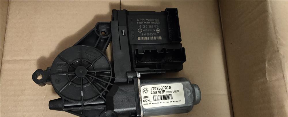 Motoras geam - usa sofer - stanga - VW Touran