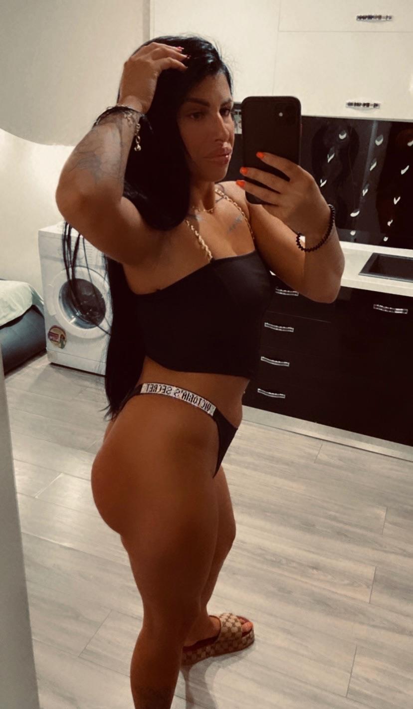 New in Town, poze 100% reale, confirm cu tatuajele