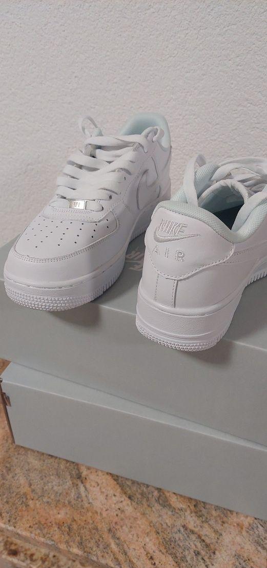 Nike Air Force triple white