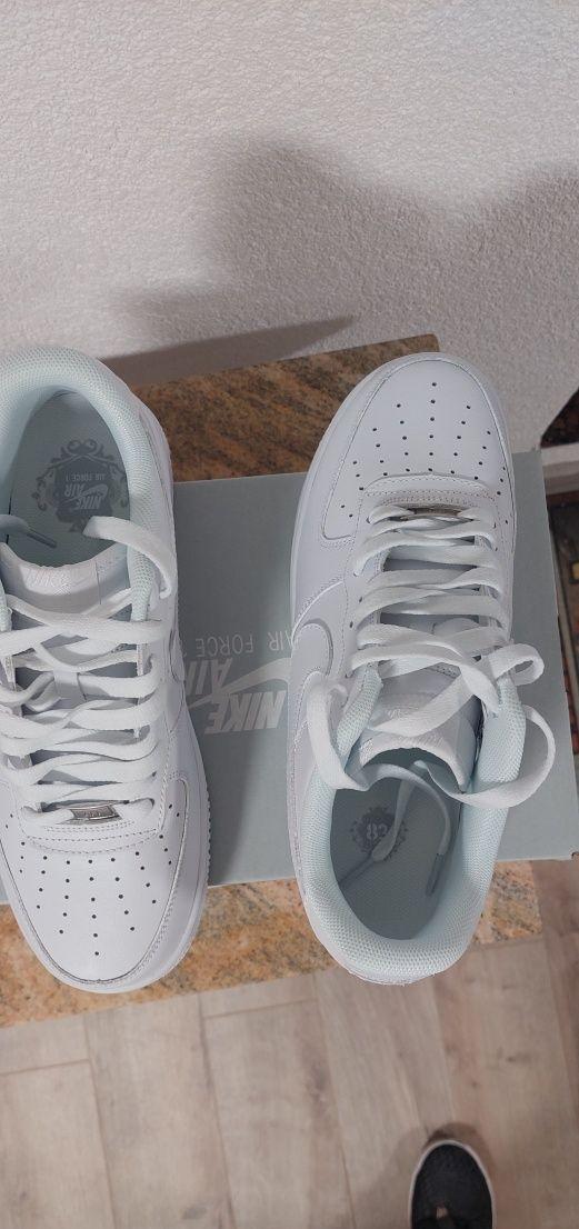 Nike Air Force triple white