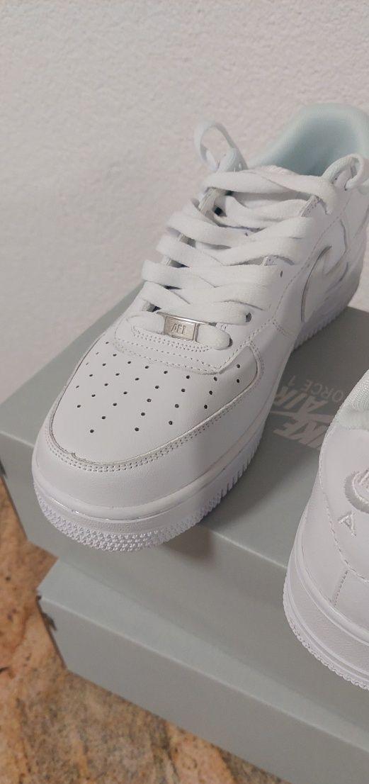 Nike Air Force triple white