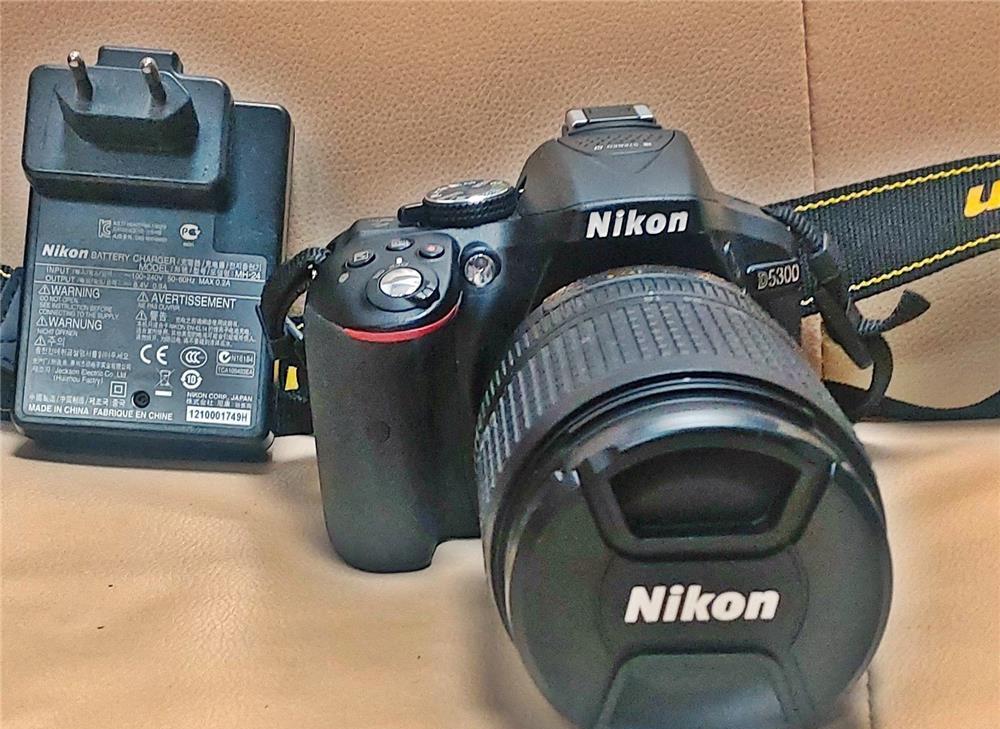 Nikon D5300 24.2 Mpx cu Obiectiv 18-140mm VR + filtru UV, garantie