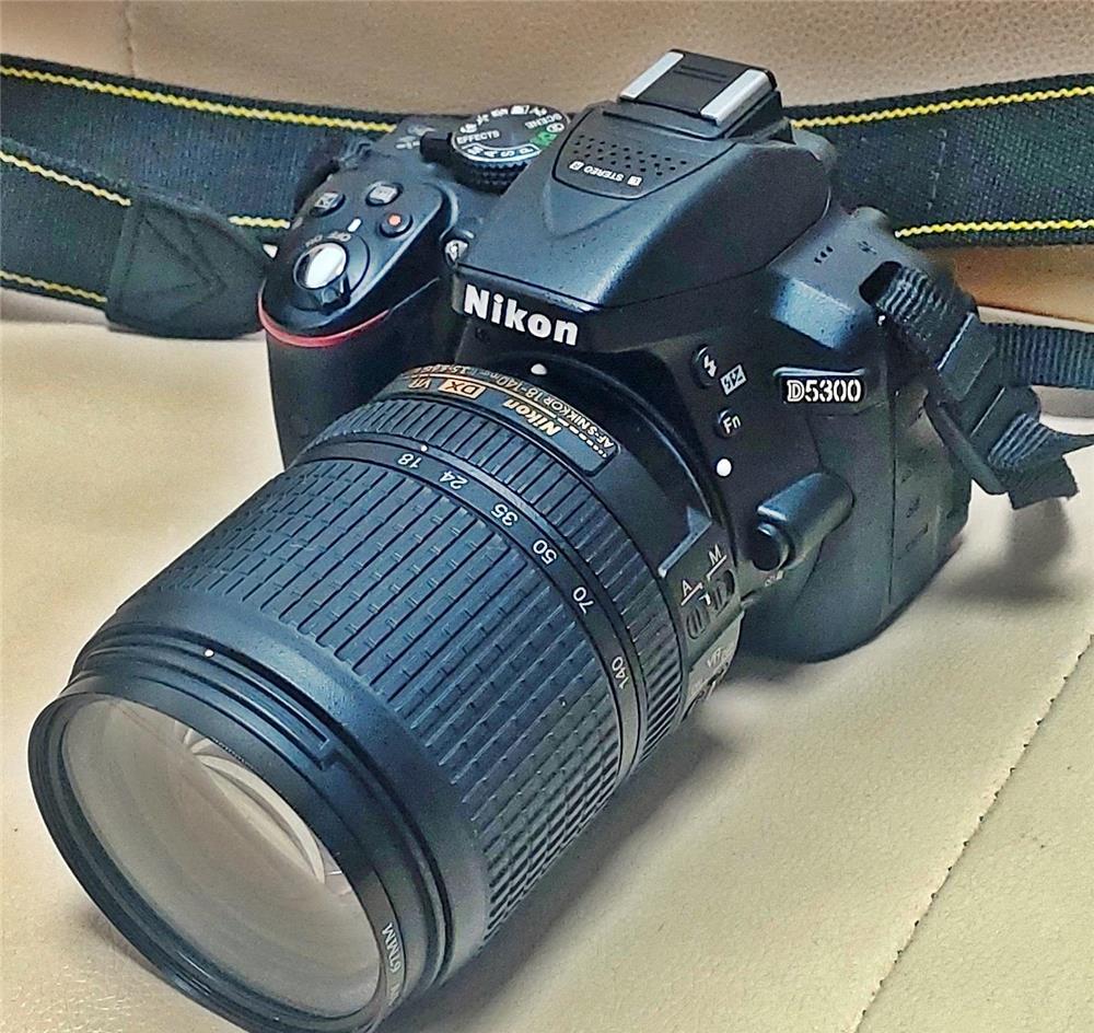 Nikon D5300 24.2 Mpx cu Obiectiv 18-140mm VR + filtru UV, garantie