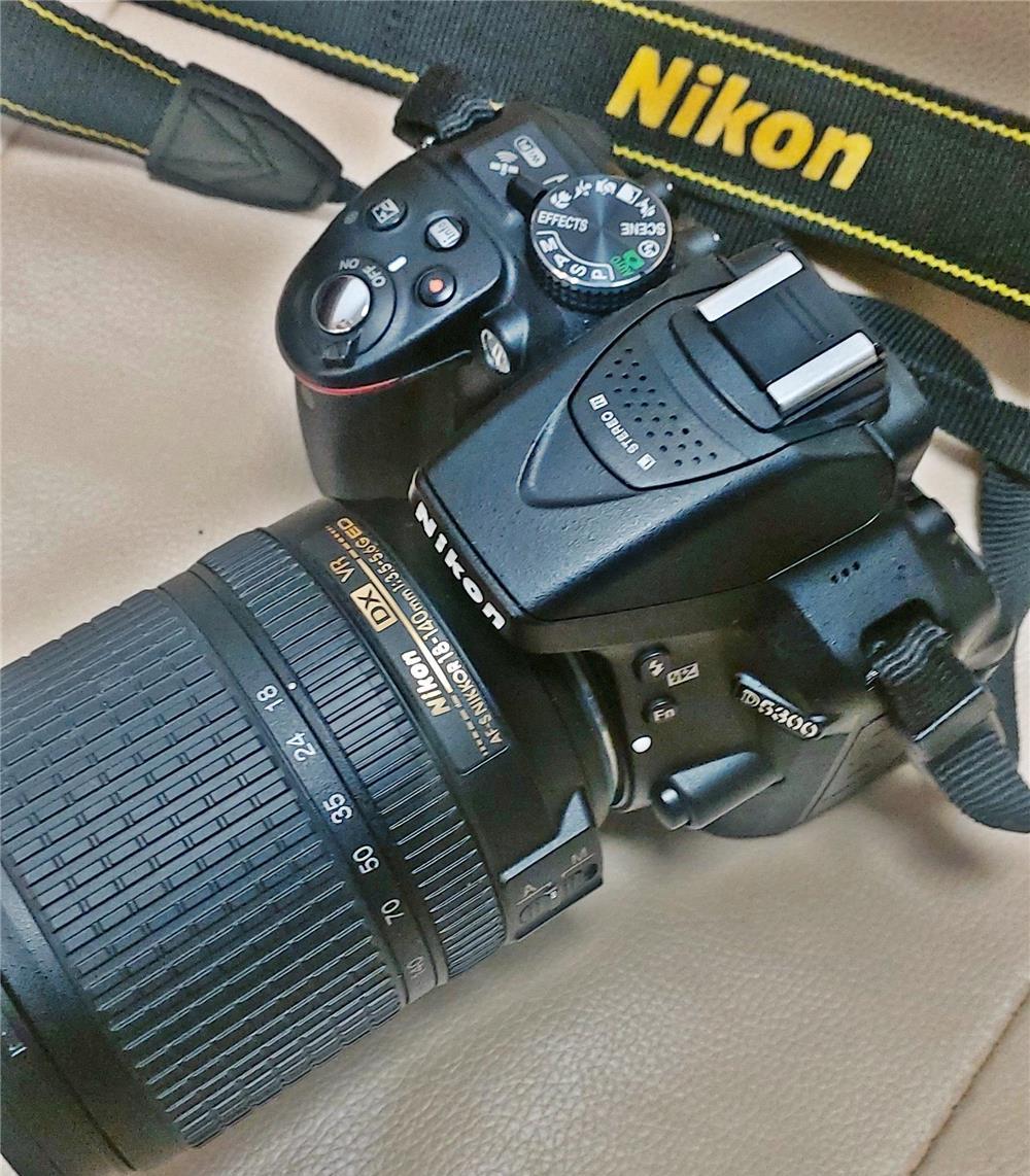 Nikon D5300 24.2 Mpx cu Obiectiv 18-140mm VR + filtru UV, garantie