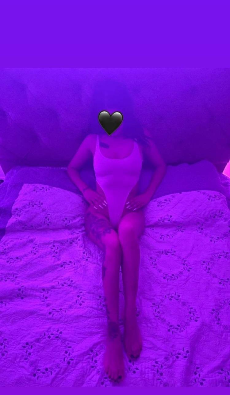 Noua la tine in oraș la mine sau la hotel