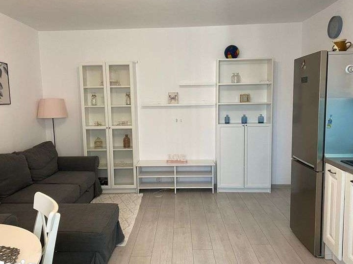 Ofer spre închiriere apartament 2 camere(transformat în 3 camere)