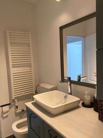 Ofer spre închiriere apartament 2 camere(transformat în 3 camere)