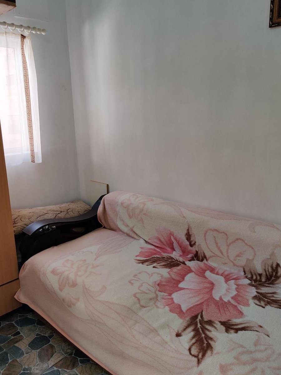 Ofer spre inchiriere camera la curte intare separata