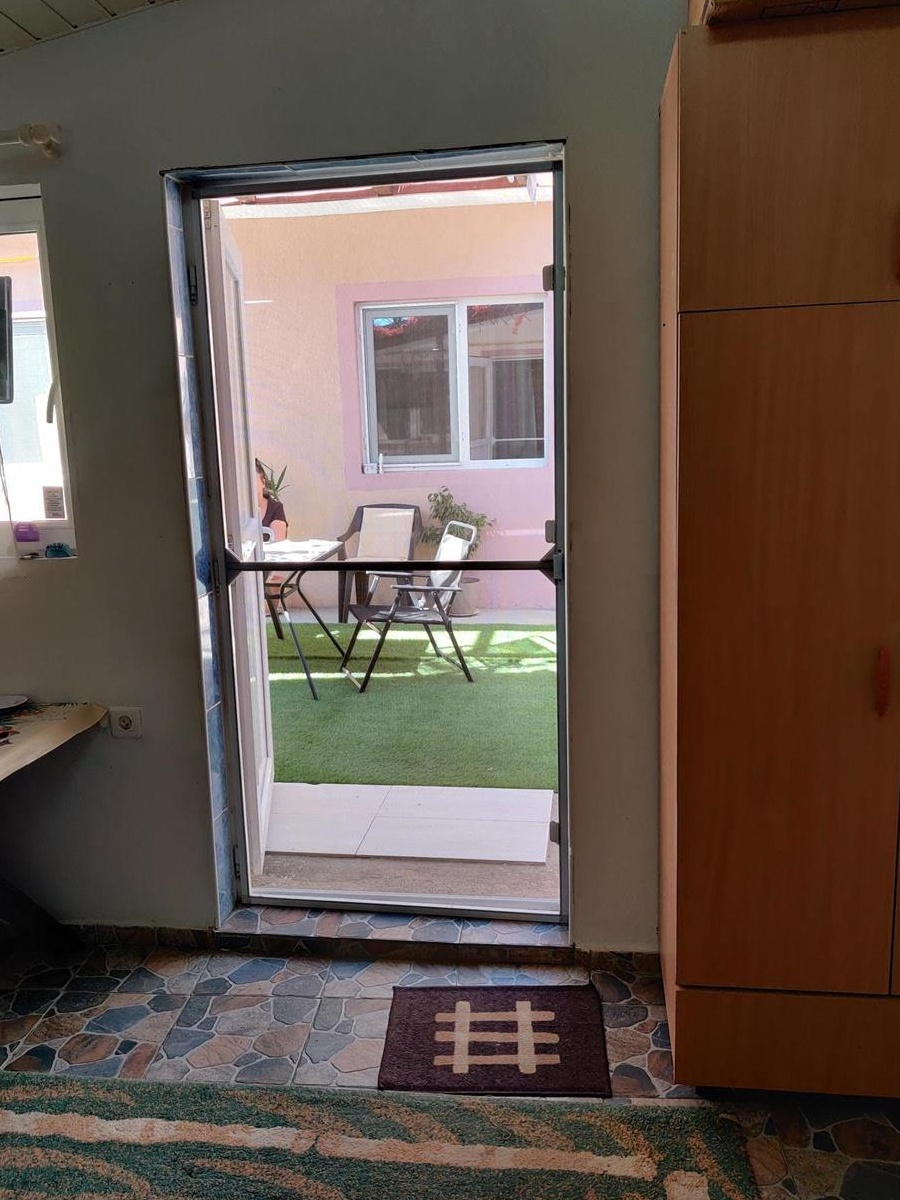 Ofer spre inchiriere camera la curte intare separata