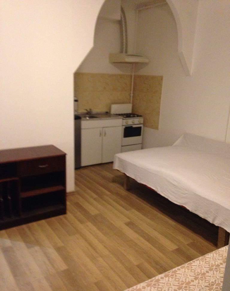 Ofer spre inchiriere garsoniera la casa