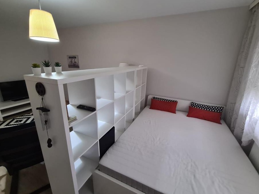 Ofer spre inchiriere garsoniera spatioasa, utilata si mobilata  in Baneasa
