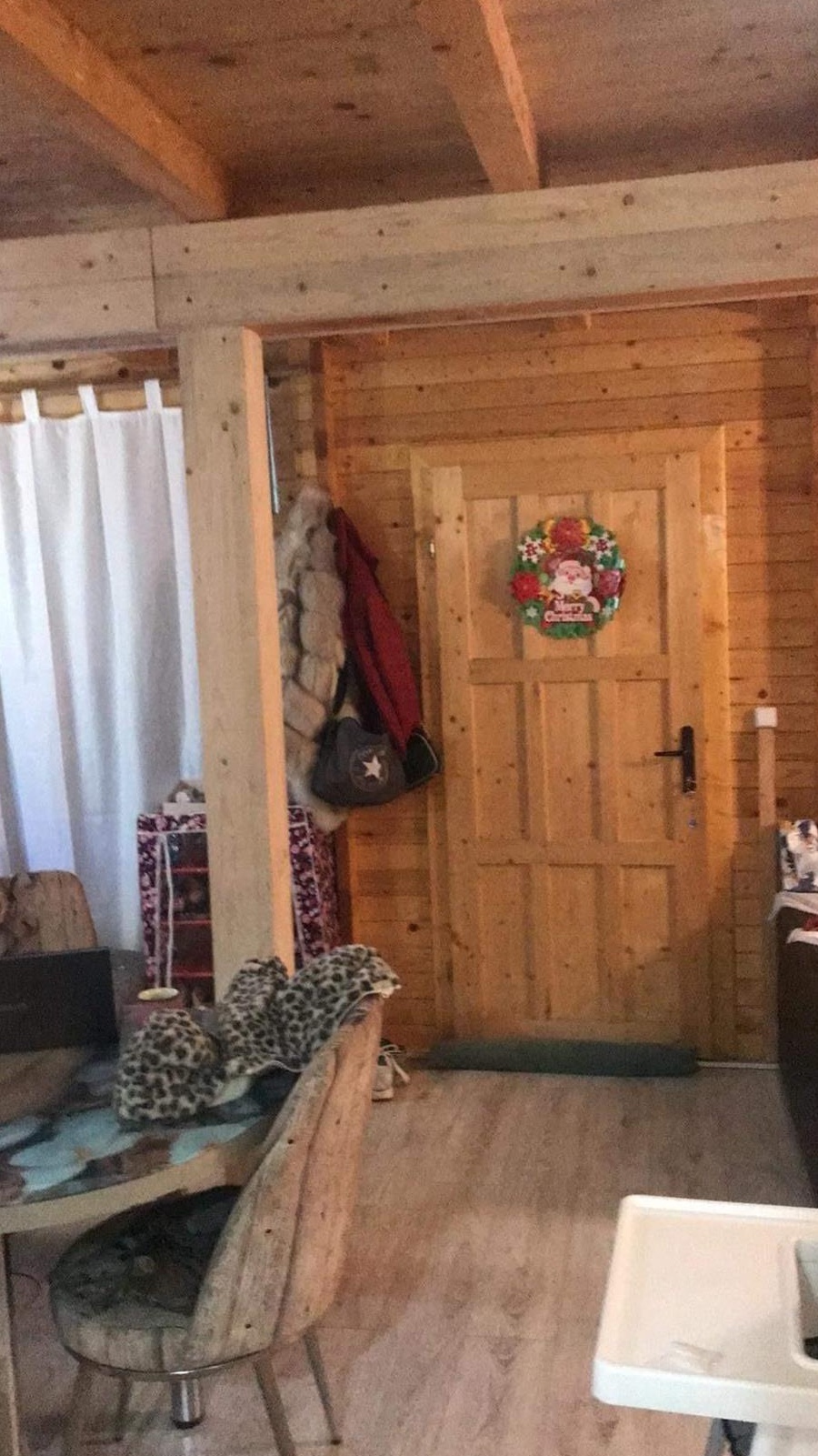 Ofer spre închiriere la curte cabana de lemn izolata, 3 camere
