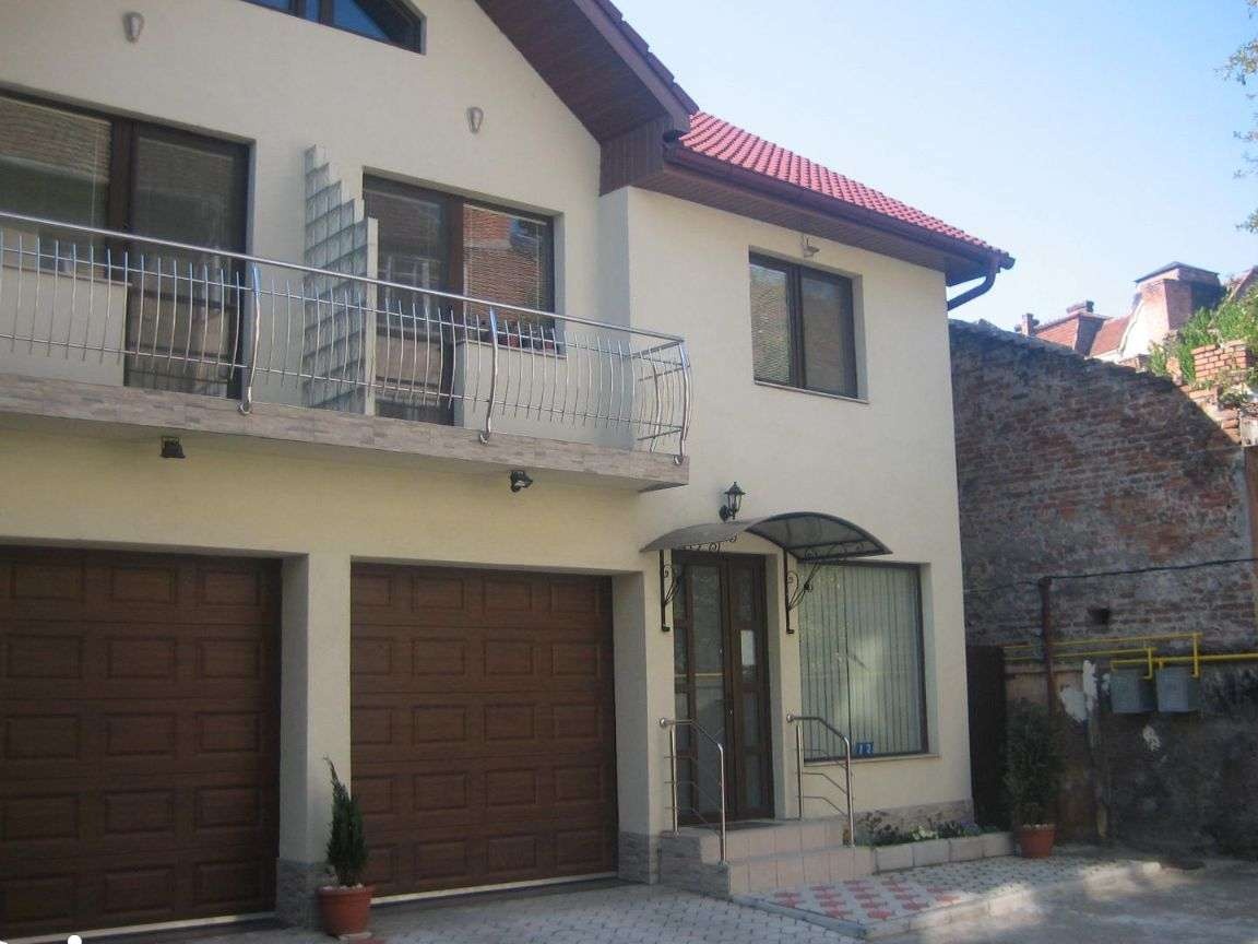 Oferim spre inchiriere casa central cu garaj din 01.09