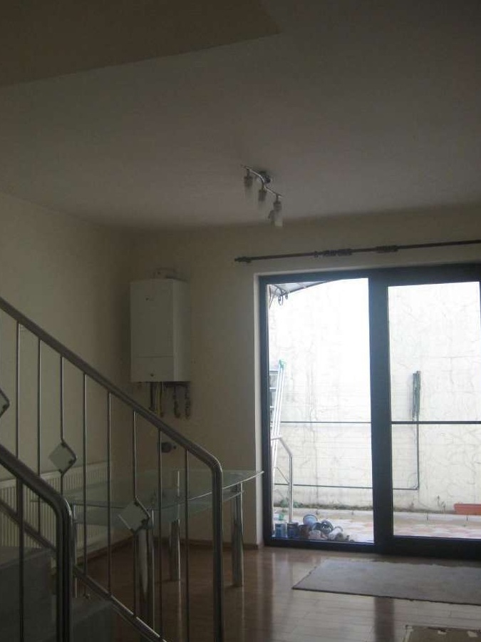 Oferim spre inchiriere casa central cu garaj din 01.09
